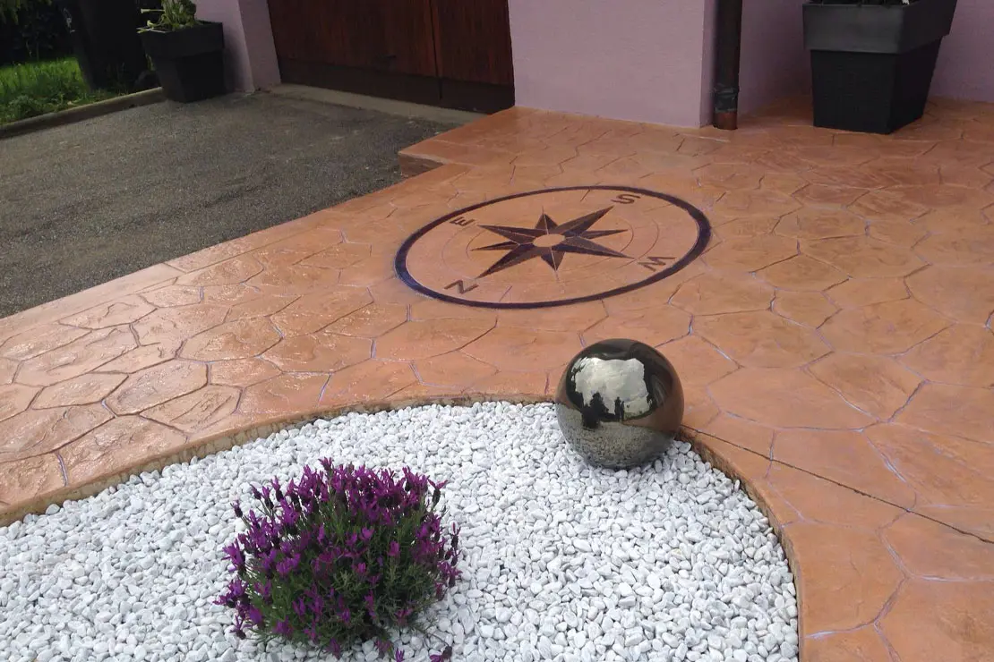 Brújula en hormigón estampado en el piso de un hogar en Salamanca.
